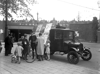 807294 Afbeelding van een reclame-auto van de N.S. te Amsterdam.